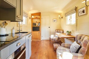 Réfrigérateur, un four, surface de cuisson, cafetière-théière