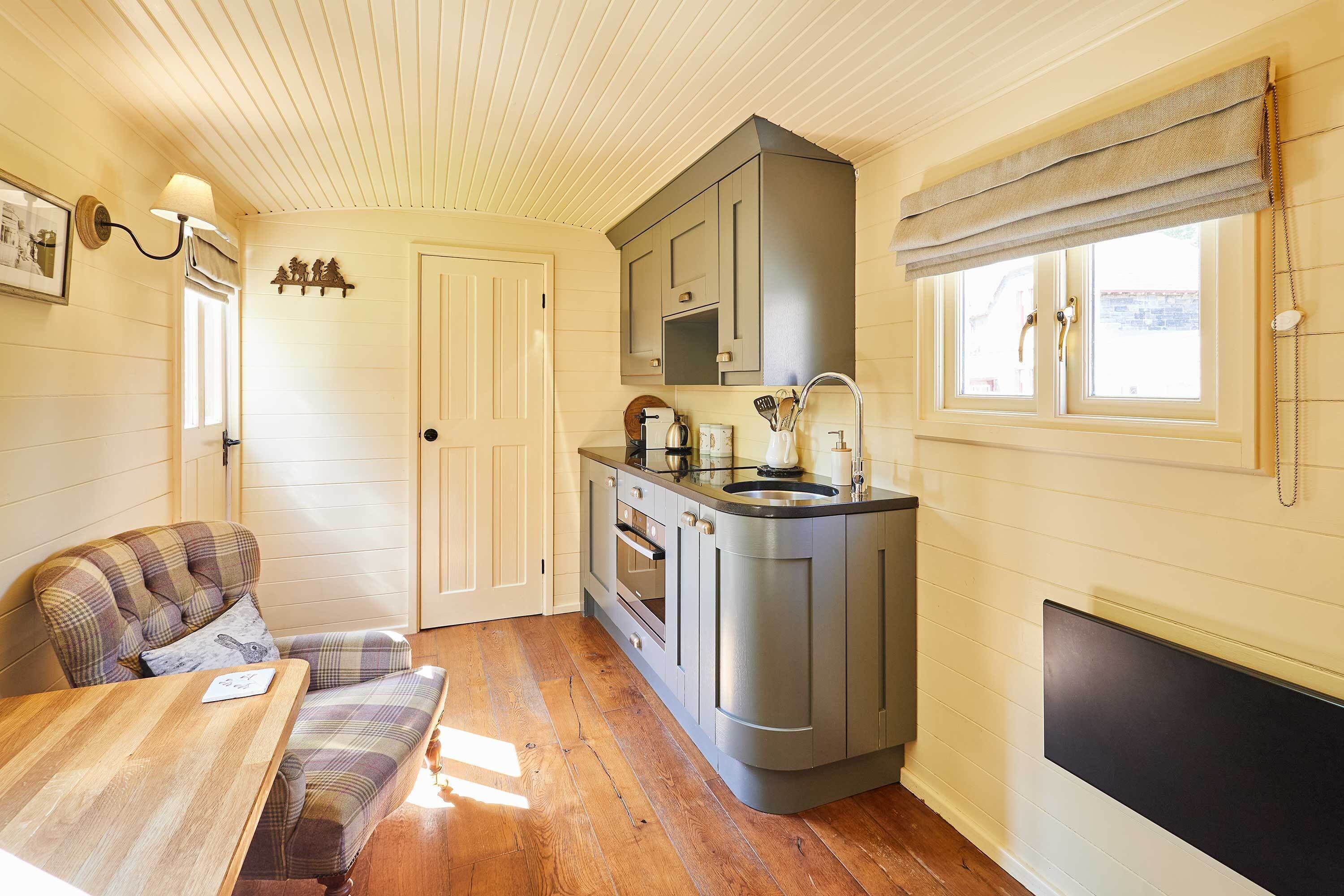 Frigorifero, forno, piano cottura, macchina per tè/caffè