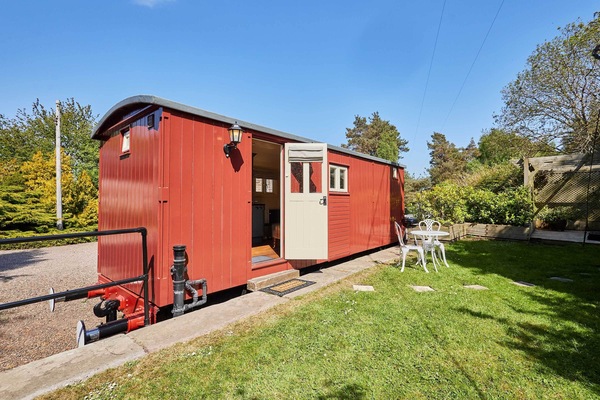 Guards Van, Akeld - Host & Stay