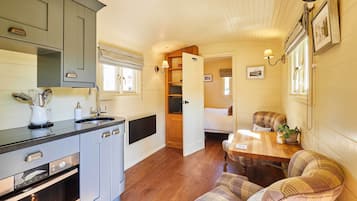 Fridge, oven, stovetop, coffee/tea maker