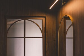 A room with wooden walls and a large window with a curved top. - Industria Apartment Zawisza Parking Balkon (Bydgoszcz)