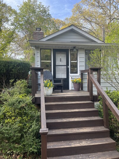 Charming Stony Brook Cottage. Walk to village, marina, sand st. beach& Stony U.