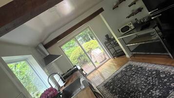 雪櫃、微波爐、洗碗機、電熱水壺