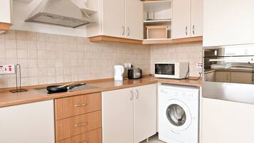 Appartement Standard, plusieurs chambres (Seaview Apart 5mn From Sea Xemxija) | Cuisine privée | Réfrigérateur, micro-ondes, four, plaque de cuisson