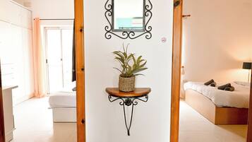 2 slaapkamers, een strijkplank/strijkijzer, gratis wifi, beddengoed