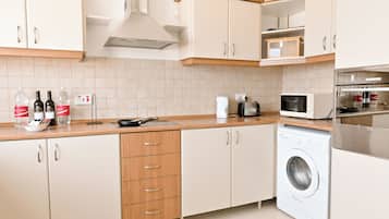 Appartement Standard, 2 chambres (Seaview Apart 5mn From Sea Xemxija) | Cuisine privée | Réfrigérateur, micro-ondes, four, plaque de cuisson