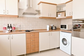 Refrigerador, microondas, horno, placa de cocina