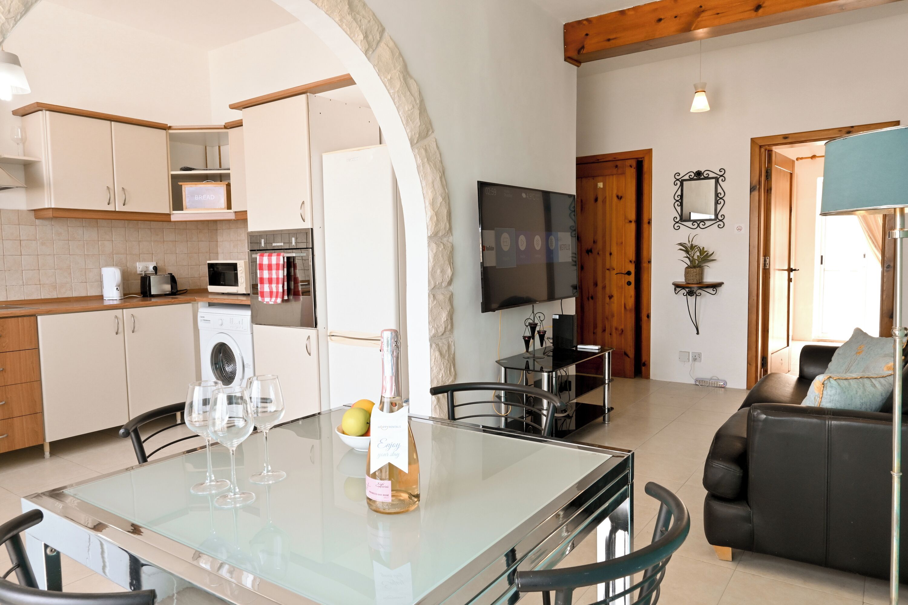 Standaard appartement, meerdere slaapkamers (Seaview Apart 5mn From Sea Xemxija) | Woonruimte | Een 21-inch televisie met kabelzenders