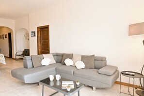 Standard apartman, több hálószobával (Sea & Valley Views Żebbuġ Gozo) | Nappalirész | Tévé
