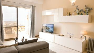 Standard-Apartment, Mehrere Schlafzimmer (Sea & Valley Views Żebbuġ Gozo) | Wohnbereich | 21-Zoll-Fernseher mit Digitalempfang