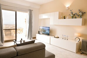 標準公寓, 多間臥室 (Sea & Valley Views Żebbuġ Gozo) | 起居區 | 21-吋電視，提供數位頻道