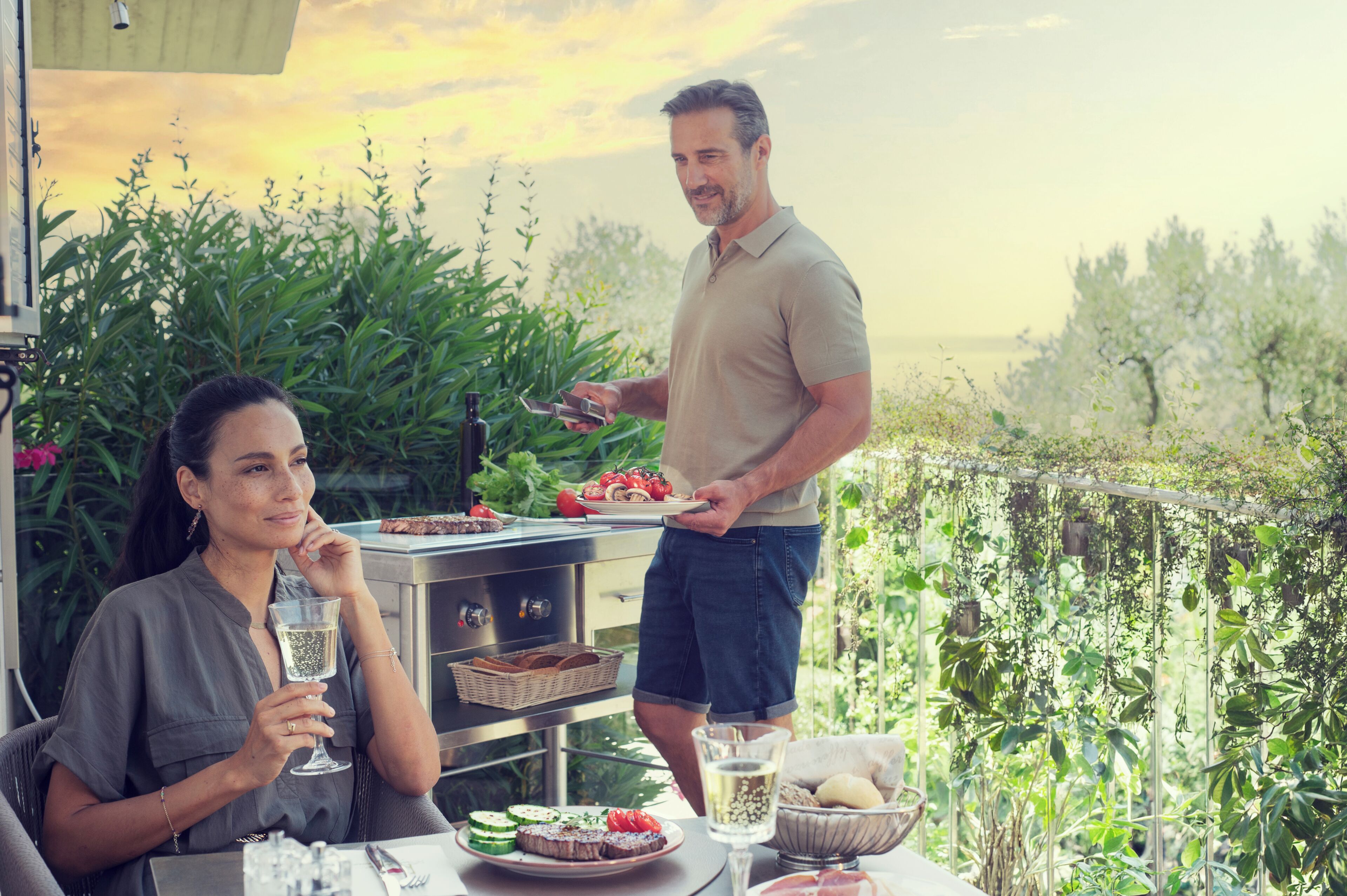 Une terrasse équipée d’un barbecue, d’une table à manger et de sièges d’extérieur.