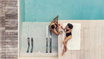 Piscina externa, guarda-sóis, espreguiçadeiras