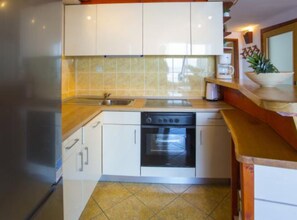 Apartamento (Two Bedroom Apartment with Terrace an) | Cocina privada | Frigorífico