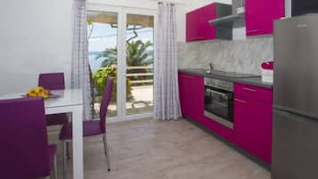 Studio (Superior Studio Apartment with Terrac) | Private kitchen | Fridge