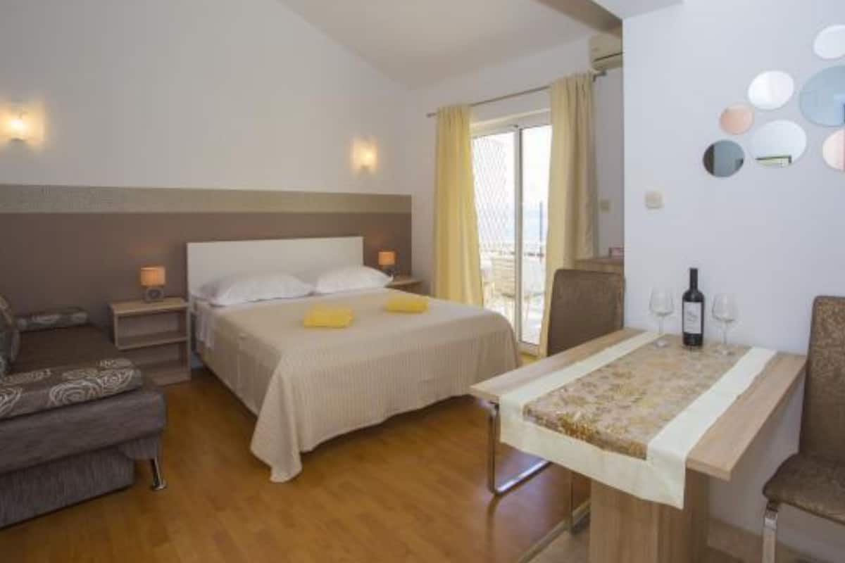 Estudio (Classic Studio Apartment with Terrace) | 2 dormitorios
