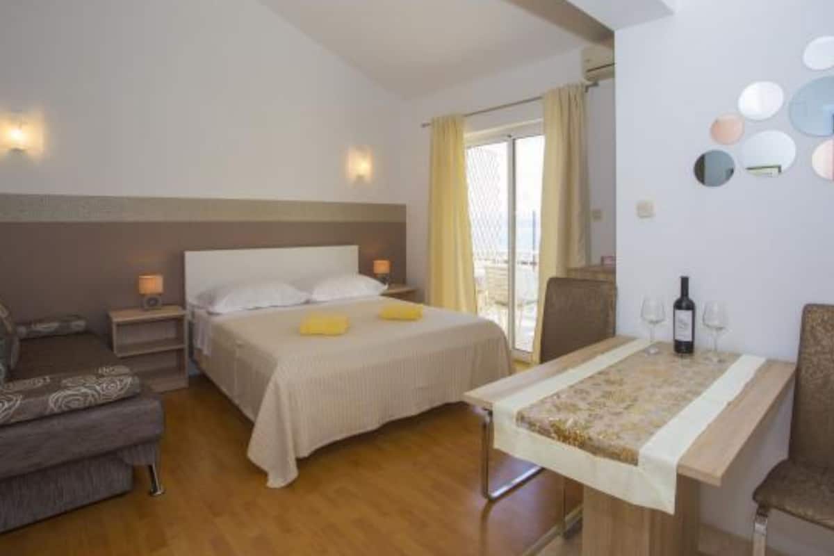 Studio (Classic Studio Apartment with Terrace) | 2 bedrooms
