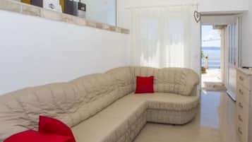 Studio (Comfort Studio Apartment with Balcony) | Living room | 32-inch flat-screen TV with satellite channels