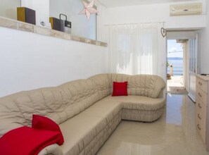 Studio (Comfort Studio Apartment with Balcony) | Living room | 32-inch flat-screen TV with satellite channels