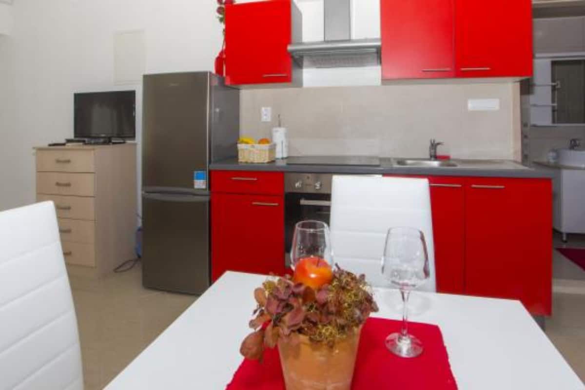 Studio (Comfort Studio Apartment with Balcony) | Private kitchen | Fridge