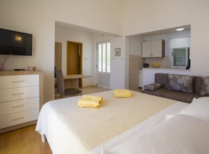 Estudio (Classic Studio Apartment with Terrace) | Sala de estar | Televisión de pantalla plana de 32 pulgadas con canales por satélite