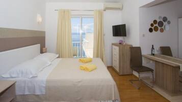 Studio (Classic Studio Apartment with Terrace) | Living room | 32-inch flat-screen TV with satellite channels