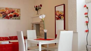 Studio (Comfort Studio Apartment with Balcony) | Living room | 32-inch flat-screen TV with satellite channels