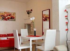 Studio (Comfort Studio Apartment with Balcony) | Living room | 32-inch flat-screen TV with satellite channels - Sea View Apartments Lendic Podgora (Podgora)