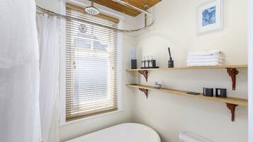 Leilighet | Bad | Badekåper, håndklær og toalettpapir