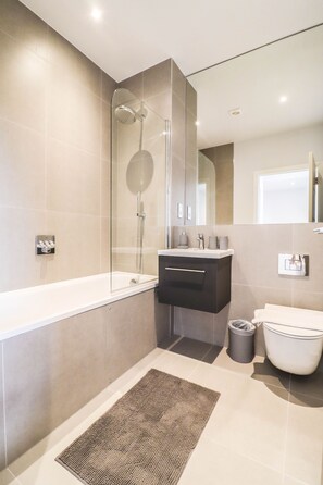 Studio | 1 bedroom - Stunning Studio - Sleeps 4 (Staines)