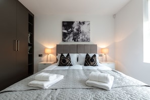 Apartment - Luxurious 2 Bedroom Apartment - Free Parking (Staines)