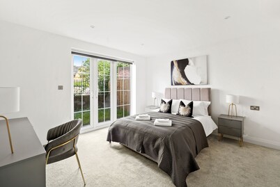 Luxurious 1 Bed Apartment - Free Wifi and Parking