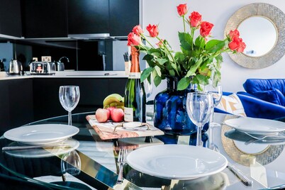 Luxurious 1 Bed Apartment - Free Wifi and Parking