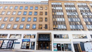 A multi-story building with a modern facade, featuring a prominent 'CRESTA HOUSE' sign. - Modern 2 bed Flat in Town Centre - Free Wifi (Luton)
