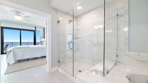 Douche, baignoire à remous, séchoir à cheveux, serviettes fournies