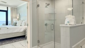 Shower, jetted tub, hair dryer, towels - New Complex!  Beachfront 4BR, PARKING LEVEL!, Lazy River and Slide! (Gulf Shores)