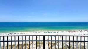 Une plage offrant une vue dégagée sur l’océan et bordée d’un rivage sablonneux.