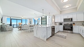 Refrigerador, microondas, horno, placa de cocina