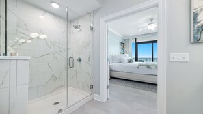 Douche, sèche-cheveux, serviettes fournies