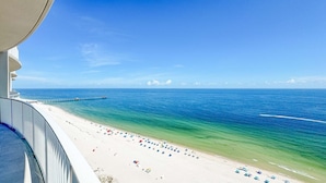 På stranden
