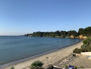 Plage, chaises longues
