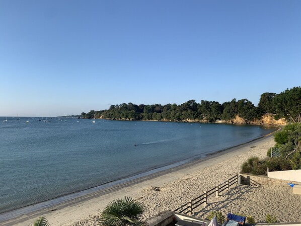 Plage, chaises longues