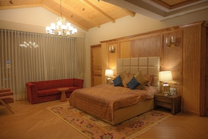 Suite de lujo, vista a la colina | 1 habitación, escritorio y espacio para trabajar con laptop