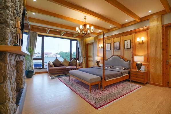Suite de lujo, vista a la colina | 1 habitación, escritorio y espacio para trabajar con laptop
