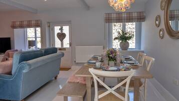 Cottage | Dining