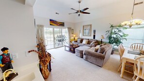 Living area - Magnolia Place 4741-304 2 Bedroom Condo (Myrtle Beach)