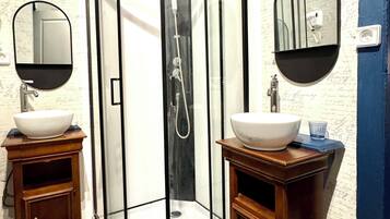 Een haardroger, handdoeken, zeep, toiletpapier