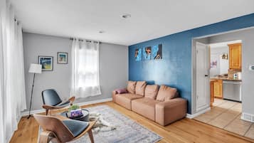 House, 4 Bedrooms | Living area | Smart TV