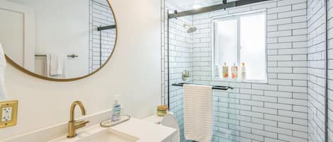 Casa, 4 habitaciones | Baño | Toallas y shampoo