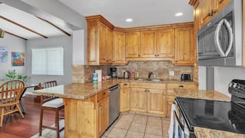 House, 4 Bedrooms | Private kitchen | Fridge, oven, coffee/tea maker, toaster